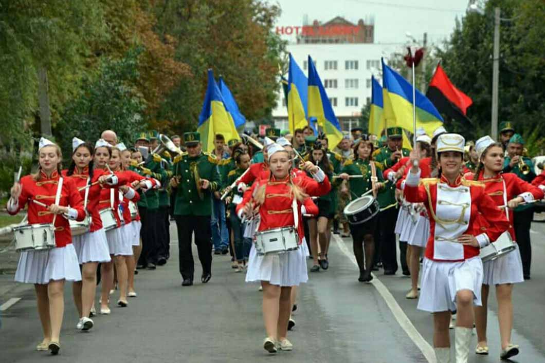 Колектив барабанщиць-учасник марш-параду з нагоди Дня міста